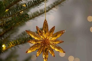 Złote bombki szklane, złote ozdoby choinkowe. 