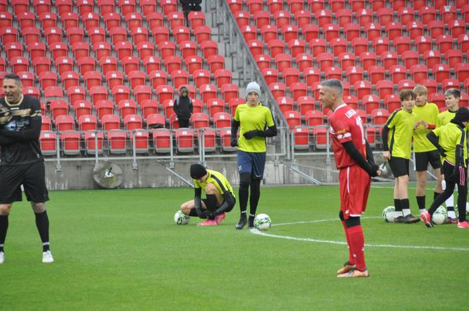 W Tychach grają gwiazdy światowego futbolu. Najpierw był pokazowy trening z młodzieżą