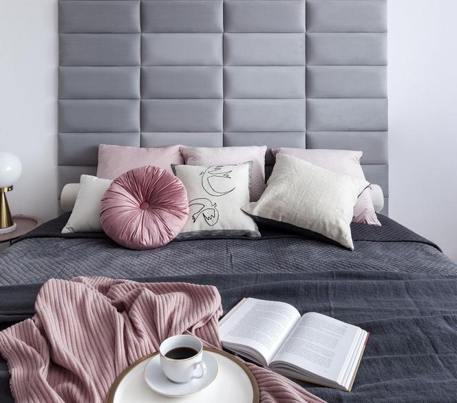 Panele tekstylne to dobry pomysł na wykończenie ściany za łóżkiem w sypialni. Projekt: Noemi i Estera Kruba / Kruba Design