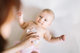 Chusteczki nawilżane dla niemowląt. 5 rzeczy, na które warto zwrócić uwagę przy zakupie