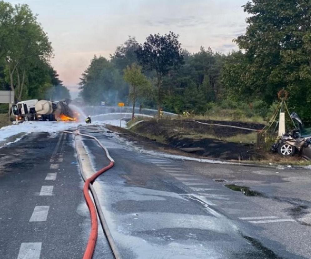 Cysterna zderzyła się z autem osobowym, zaczęła płonąć