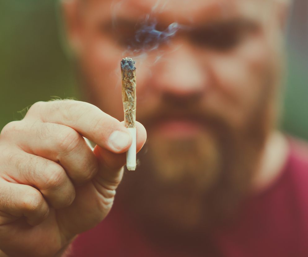 Mężczyzna pali marihuanę