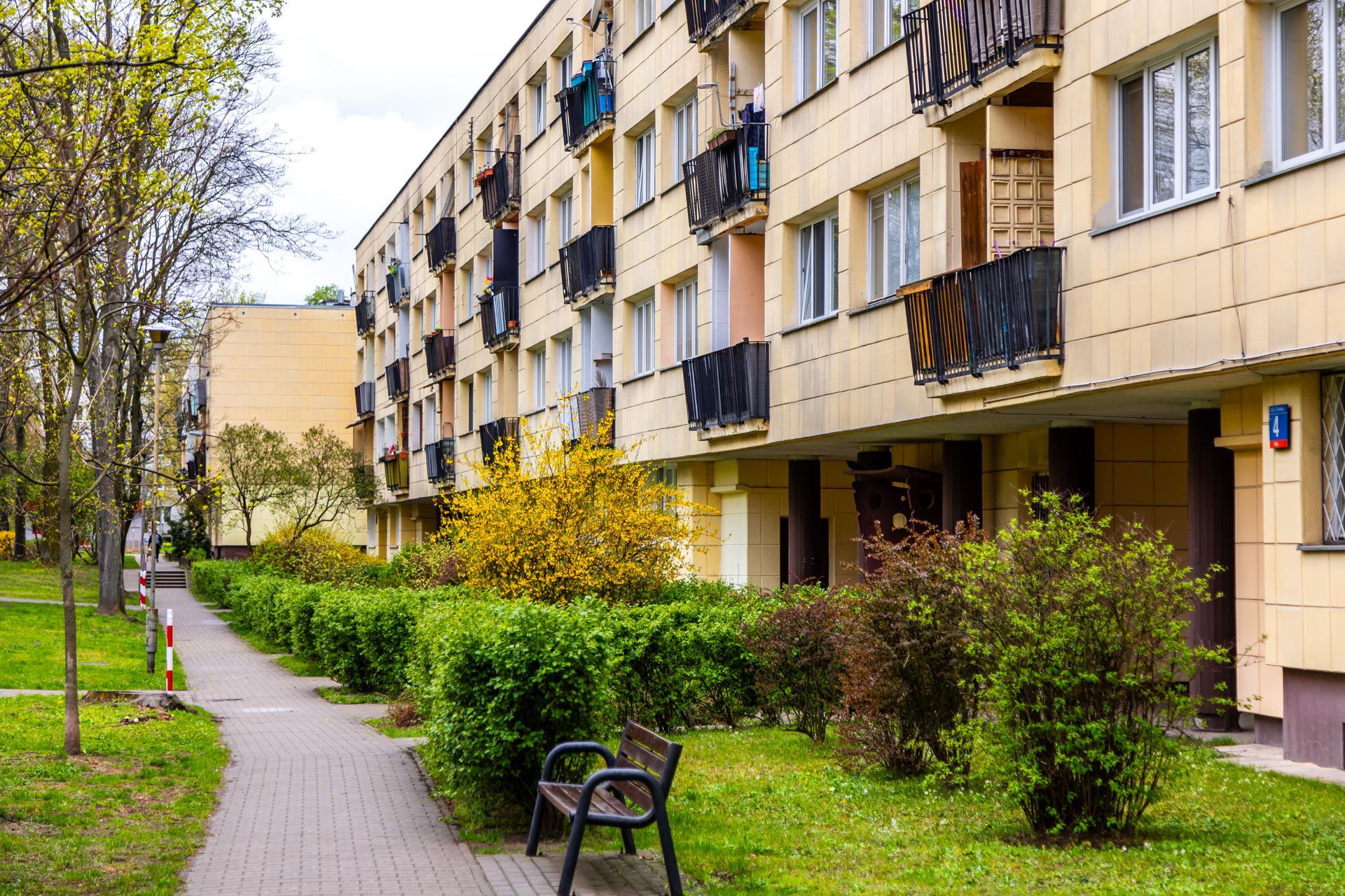 Osiedle WSM Koło II w Warszawie - zdjęcia. Pablo Picasso na ścianie i klatki schodowe typu ser