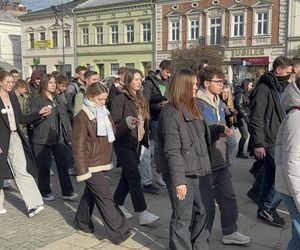 Maturzyści z Nowego Sącza zatańczyli poloneza na Rynku 