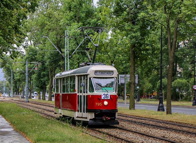 Warszawska podróż w czasie. Kultowe „Parówki”, Ikarusy i Jelcze wracają na trasy