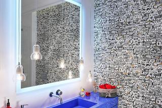 Nowoczesna łazienka aranżacja z tapetą, cegłą, żywicą i kolorem niebieskim