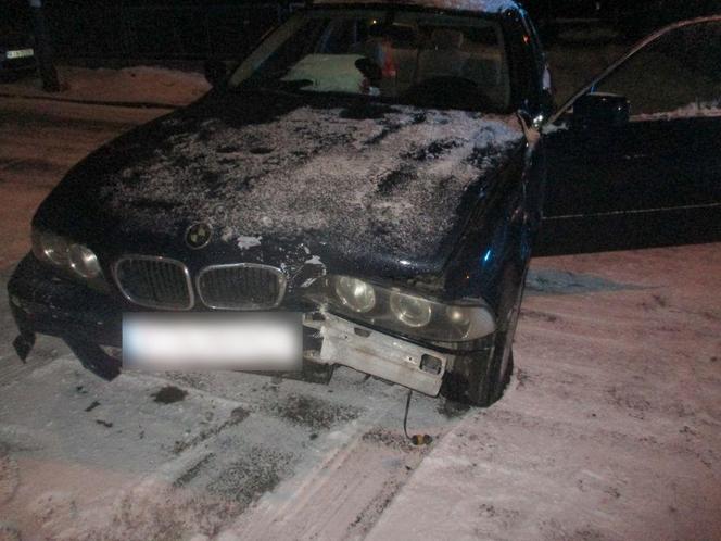 Kierowca BMW zwiewając przed policją pojechał pod prąd i staranował ogrodzenie