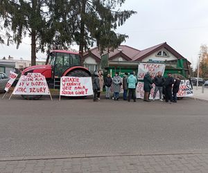 Protest rodziców pod Urzędem Gminy w Grucie. Chodzi o likwidację trzech szkół 