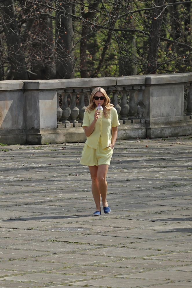 Małgorzata Socha przebiera się w parku