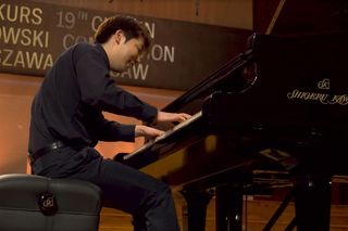 XIX Międzynarodowy Konkurs Pianistyczny im. Fryderyka Chopina. Stroje uczestników wywołały burzę