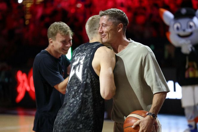 Robert Lewandowski rzucał do kosza podczas Polska - Francja