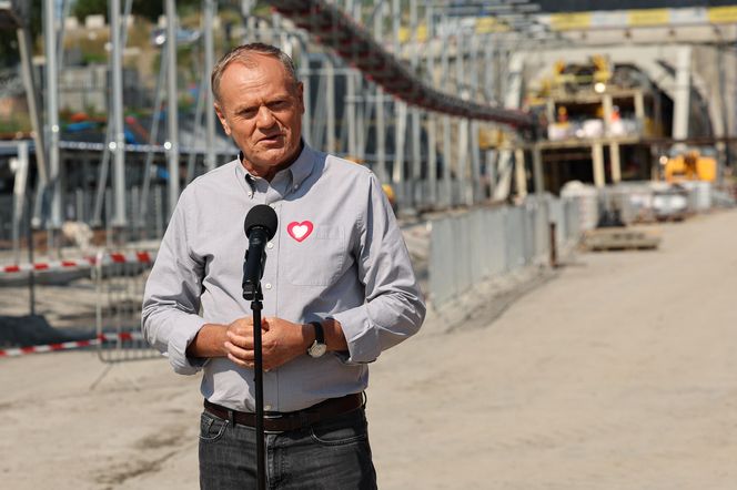 Donald Tusk w Męcinie. Premier odwiedził budowę największego tunelu kolejowego w Polsce