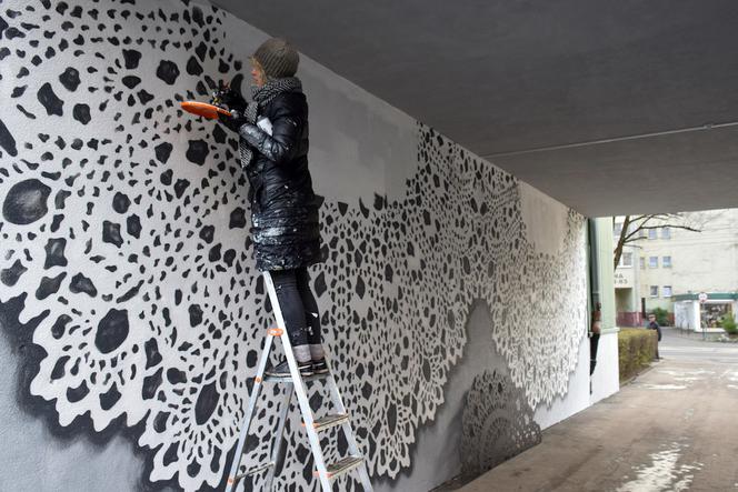 Koronkowy mural - projekt "Brama do wszystkiego"