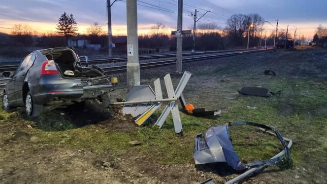 O krok od tragedii w pow. świdnickim! 87-latek wjechał tuż pod nadjeżdżający pociąg