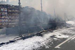 Duże straty po pożarze naczepy na S5 koło Leszna i długi paraliż drogi