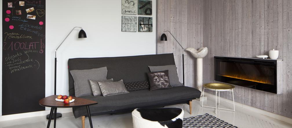 Salon w kuchni czy kuchnia w salonie? Szorstka elegancja na 40 m²