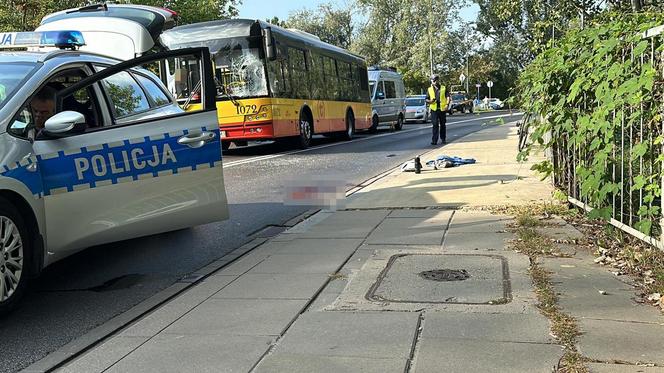 Czołowe zderzenie autobusu miejskiego z rowerzystą w Warszawie. Niedawno zginęły tam trzy osoby