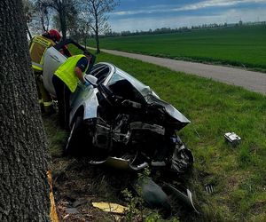 Huknęła oplem w drzewo. Wielu rannych, lądował śmigłowiec