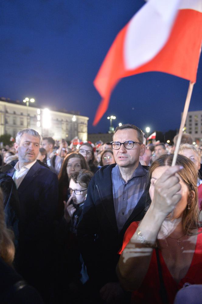 Warszawa śpiewała dla powstańców. "Jesteście naszą dumą!"