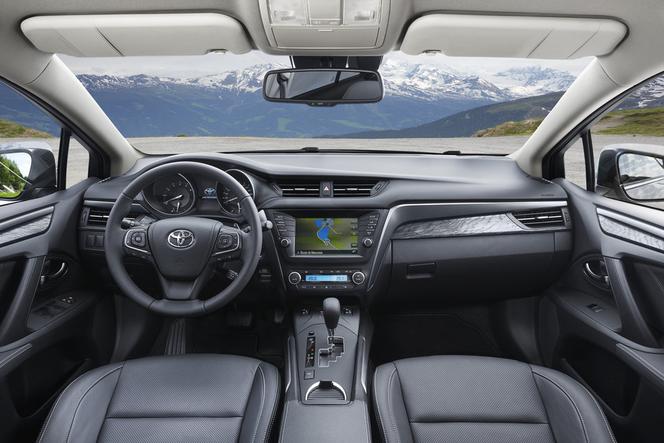 Toyota Avensis lifting 2015