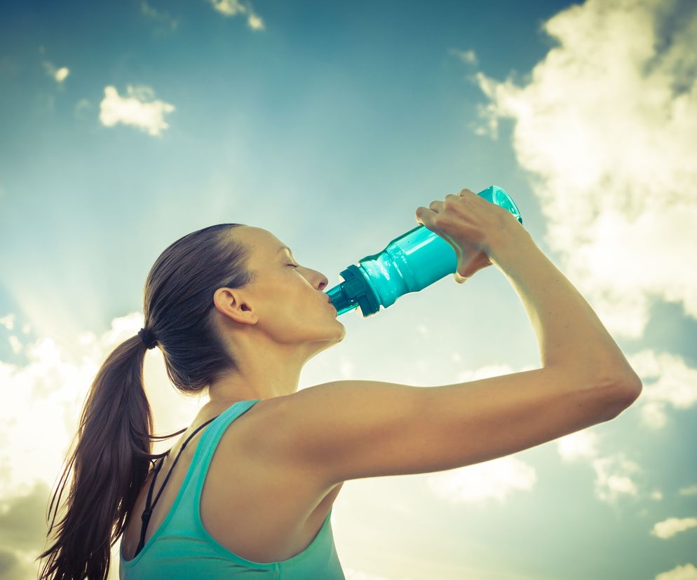 Naturalne, domowe izotoniki nie tylko wyrównują gospodarkę wodno-elektrolitową organizmu, ale wykazują dodatkowe dobroczynne działanie na organizm, którego brak ich sztucznym odpowiednikom.