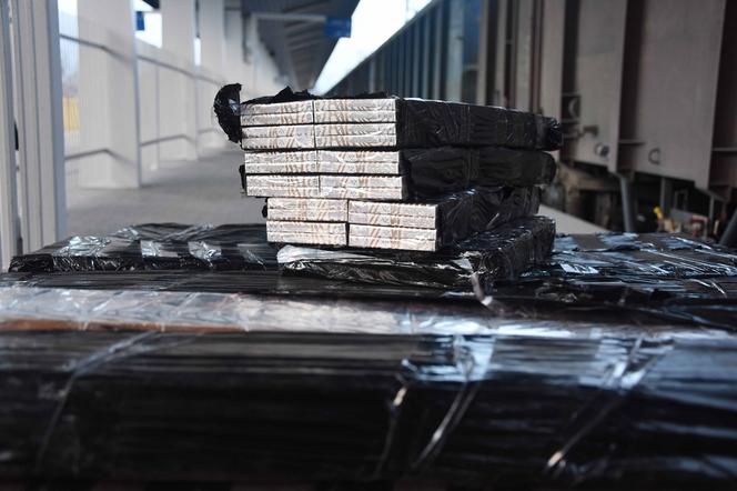 KAS: Zatrzymany przemyt 10 tys. paczek papierosów w Terspolu