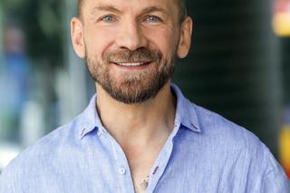 Przemysław Kossakowski zaskoczył fanów wyznaniem. Całkiem niedawno zniknął z show-biznesu