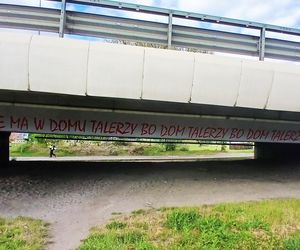 Kultowy napis Karola nie ma w domu talerzy... powrócił w nowej odsłonie