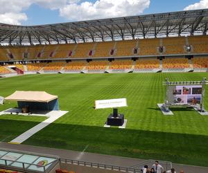 Kongres Świadków Jehowy w Białymstoku. Na stadionie miejskim tysiące uczestników [ZDJĘCIA]