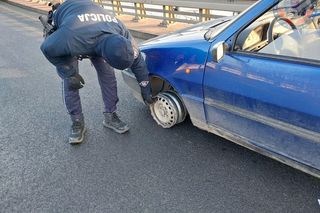 Jechał fiatem przez miasto na samej feldze. Tłumaczył, że biała substancja to proszek do prania