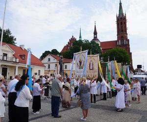 Boże Ciało 2024. Tłumy wiernych przeszły w procesji ulicami Białegostoku