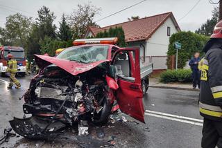 Wypadek w Stróżach. Dostawczak staranowany przez ciężarówkę