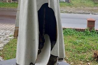 Zniszczona figura Jana Pawła II w Dębem