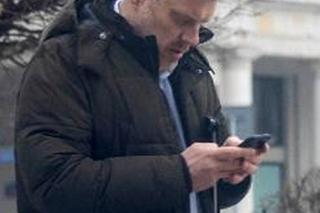 Adrian Zandberg na pasach z nosem w telefonie