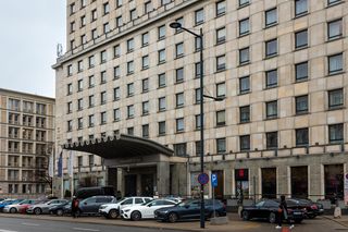 Peweksy, teleksy, dewizy. Na głód hotelowy - Grand Hotel w Warszawie i daszek z falbaną
