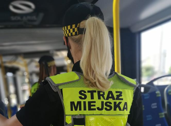 W autobusach i tramwajach bez maseczki. Jedna na dziesięć kontroli kończy się mandatem