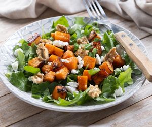 Ten sos robi ogromną różnicę. Dzięki niemu ta sałatka jest obłędna