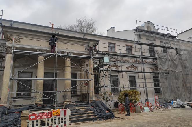 Remont frontowej elewacji budynku Miejskiej Biblioteki Publicznej przy ul. Piłsudskiego zbliża się ku końcowi