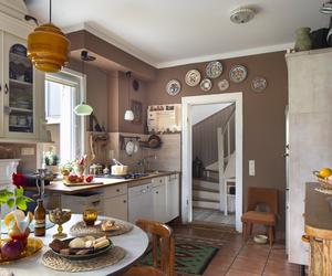 Kolorowa ściana w kuchni – stonowany vintage