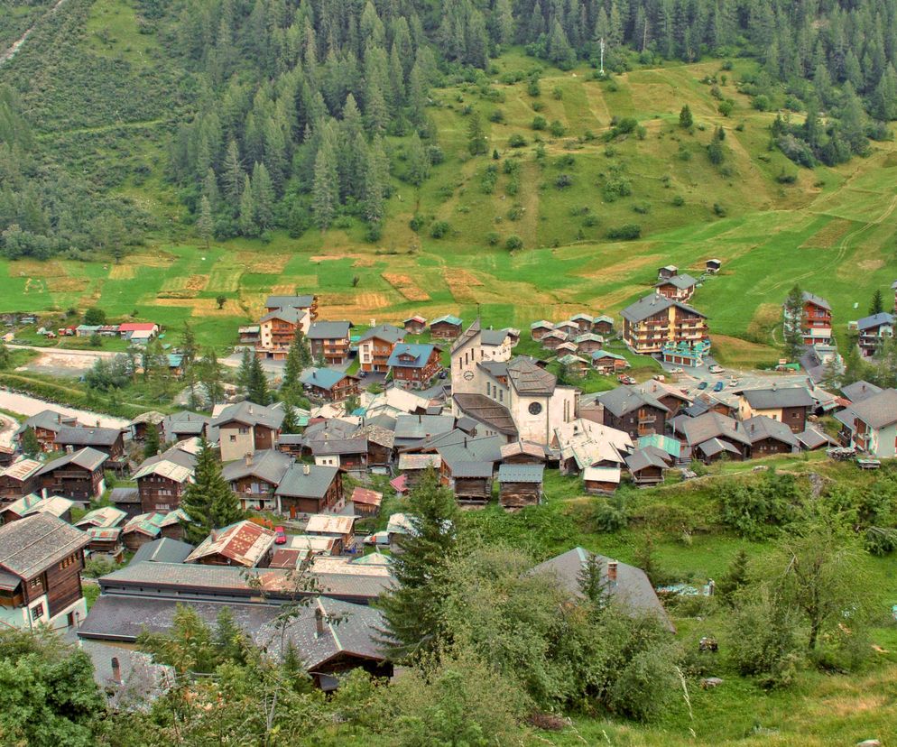 Alpejskie domy, cenne kulturowo dziedzictwo, pogrzebane przez lodowiec
