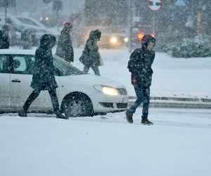 IMGW ostrzega przed intensywnymi opadami śniegu! Tyle spadnie centymetrów białego puchu. Gdzie będzie najgorzej?