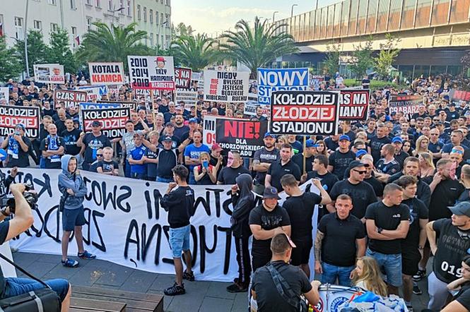 Czarna manifestacja kibiców Ruchu Chorzów