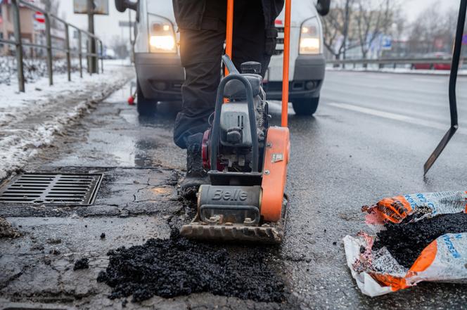 Drogowcy walczą z dziurami w asfalcie