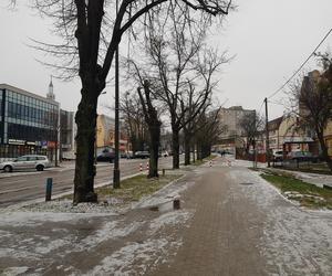 Gołoledź, marznące opady i oblodzone chodniki. Tak wyglądał poranek na drogach w Białymstoku