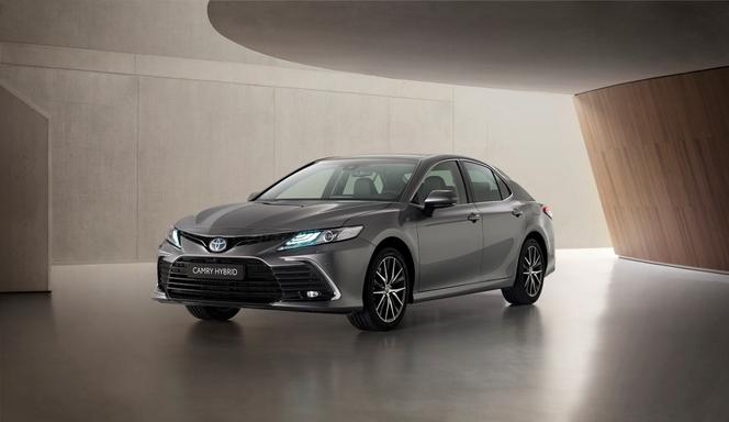 Toyota Camry Hybrid lifting 2021