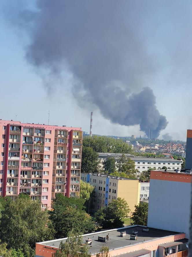 Czarny dym nad Zabrzem. Strażacy walczą z pożarem na Zaborzu