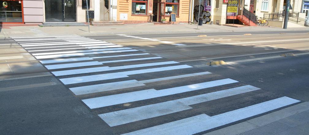 Olsztyn. Niezwykłe przejście dla pieszych. Zamiast zebry jest... klawiatura fortepianu! [ZDJĘCIA]