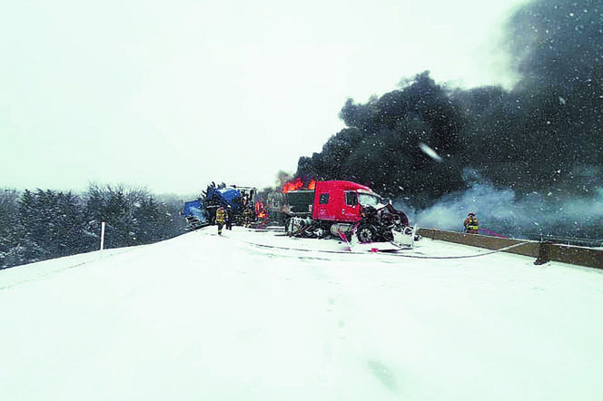 Atak zimy w środkowej części USA. Auta spłonęły po kraksie na oblodzonej autostradzie