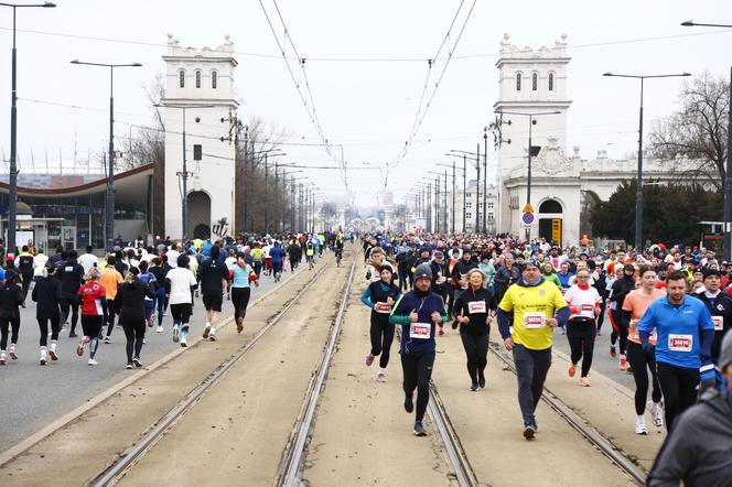 Bieg na Piątkę 2024, Warszawa - zdjęcia. Biegłeś? Szukaj się w galerii!