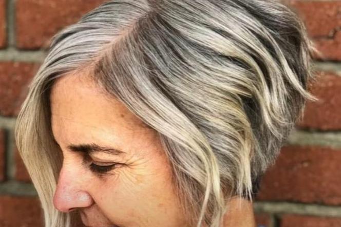 To najlepsza fryzura dla kobiet po 50-tce na blond włosy
